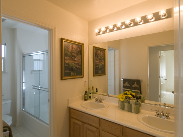 Upstairs Bath  picture - 914 Gates St, East Palo Alto 94303