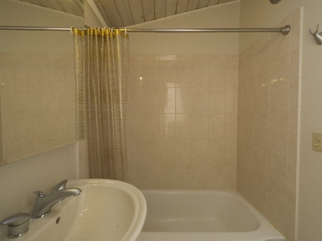 Bath1b  picture - 278 Monroe Dr 17, Mountain View 94040