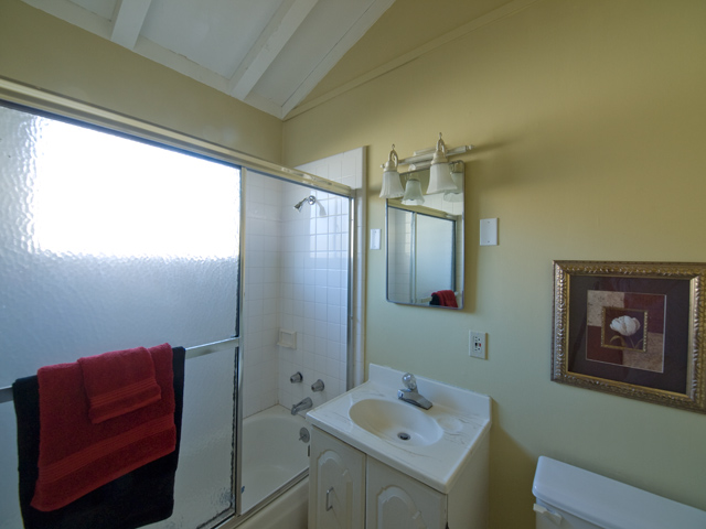 Bath  picture - 2951 South Court, Palo Alto 94306