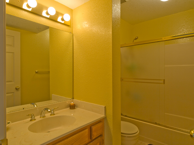 Bath Upstairs  picture - 3073 Middlefield Rd, Unit 202, Palo Alto 94306