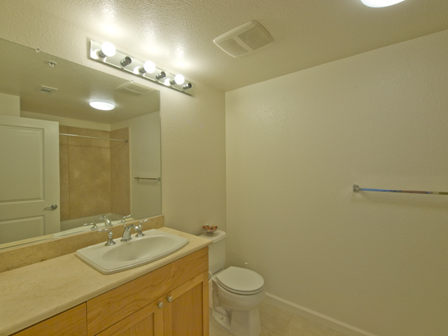 Bath (A) picture - 19503 Stevens Creek Blvd 336, Cupertino 95014