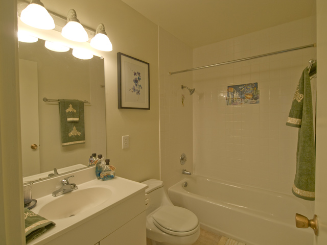Bath (B) picture - 2450 W Bayshore Rd 2, Palo Alto 94303