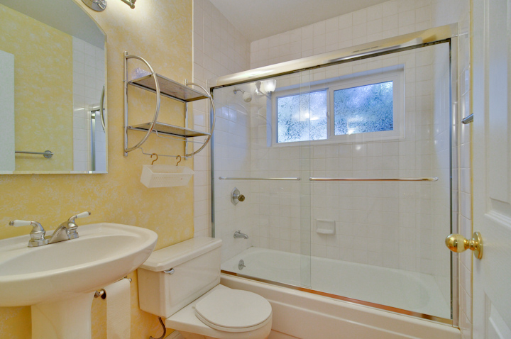 Bathroom 2 picture - 619 Alger Dr, Palo Alto 94306