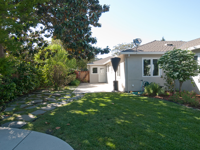 Side Yard  picture - 712 Coastland Dr, Palo Alto 94303
