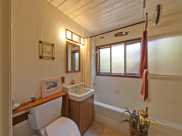 Bathroom 2 picture - 930 Los Robles Ave, Palo Alto 94306