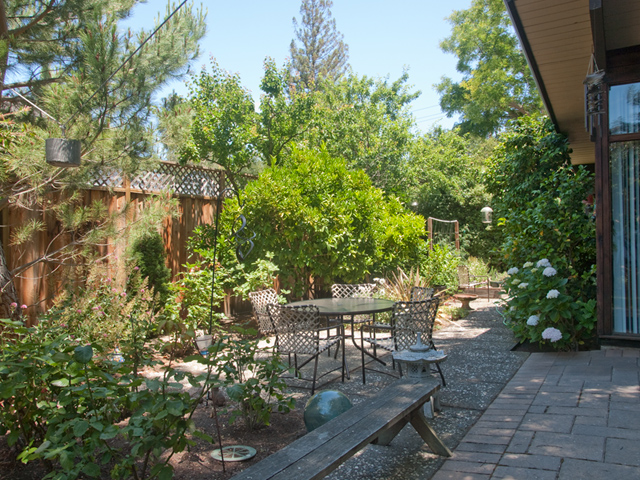 Side Yard picture - 930 Los Robles Ave, Palo Alto 94306
