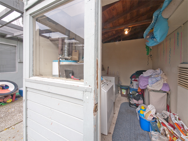 Laundry picture - 4049 Middlefield Rd, Palo Alto 94303