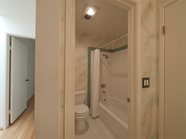 Upstairs Bath (A) Picture - 125 Ortega Ave, Mountain View 94040 Upstairs Bath (A) picture - 125 Ortega Ave, Mountain View 94040