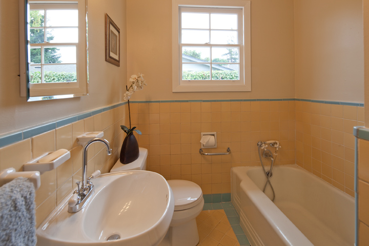 Bath picture - 767 Coastland Dr, Palo Alto 94303