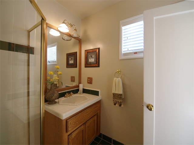 Bath 1 (B) Picture - 1540 Escobita Ave, Palo Alto 94306 Bath 1 (B) picture - 1540 Escobita Ave, Palo Alto 94306