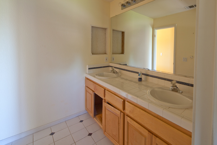 Upstairs Bath (A) picture - 109 Windrose Ln, Redwood Shores 94065