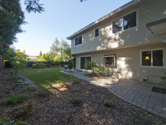 Backyard picture - 709 Charleston Ct, Palo Alto 94303