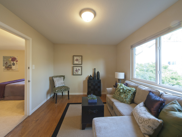 Sitting Room picture - 709 Charleston Ct, Palo Alto 94303