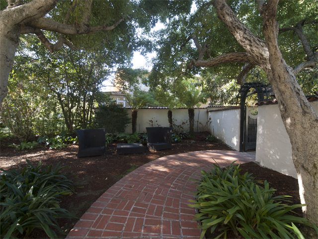 Side Yard (A) picture - 75 Crescent Dr, Palo Alto 94301