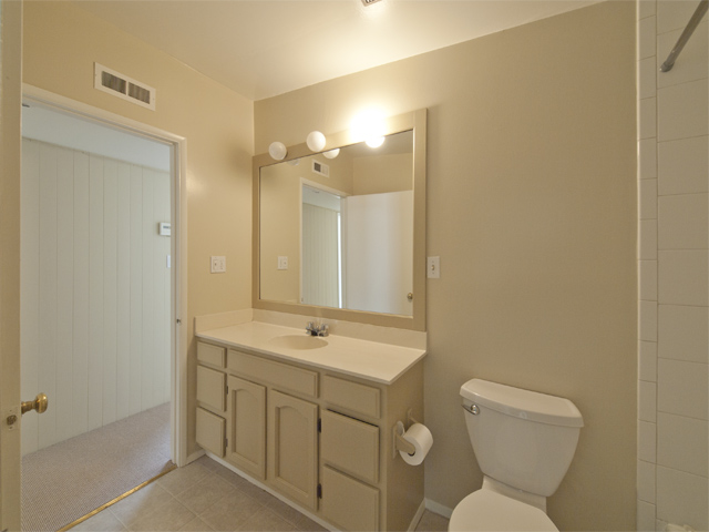 Bathroom (B) picture - 1032 Ringwood Ave, Menlo Park 94025