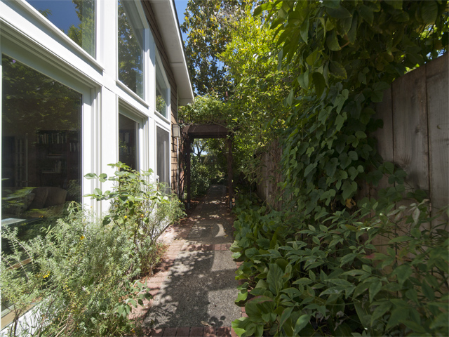 Side Yard picture - 854 Rorke Way, Palo Alto 94303