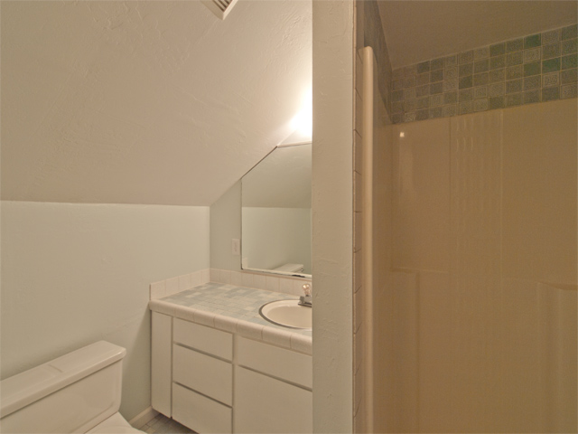 Bath 2 picture - 724 San Carlos Ct, Palo Alto 94306