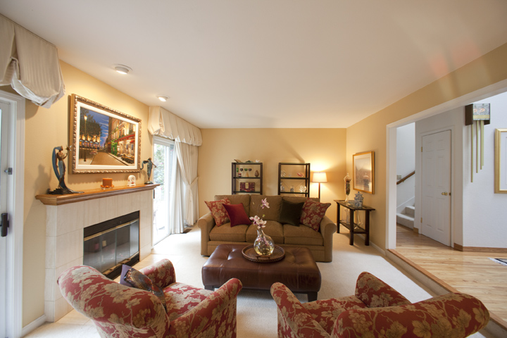 Living Room picture - 553 Suzanne Ct, Palo Alto 94306