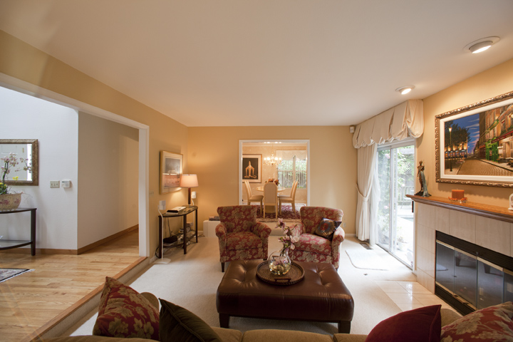 Living Room picture - 553 Suzanne Ct, Palo Alto 94306