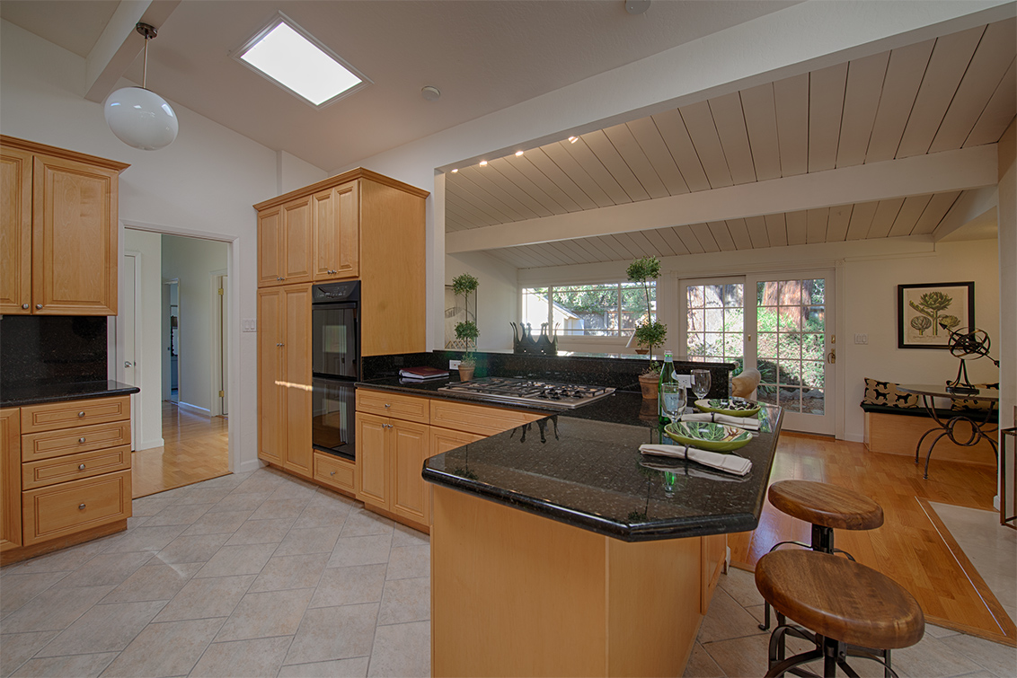 Kitchen (B) picture - 749 De Soto Dr, Palo Alto 94303