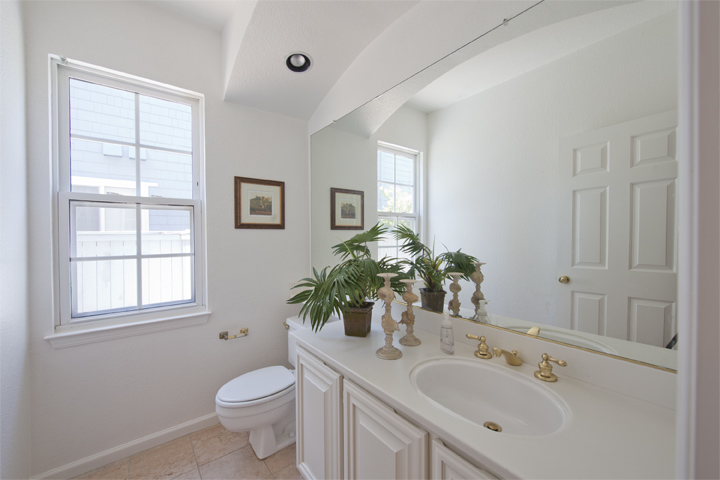 Downstairs Bath (A) picture - 10 Dockside Cir, Redwood Shores 94065