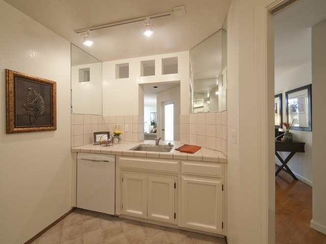 Kitchen picture - 365 Forest Ave, Unit 4c, Palo Alto 94301