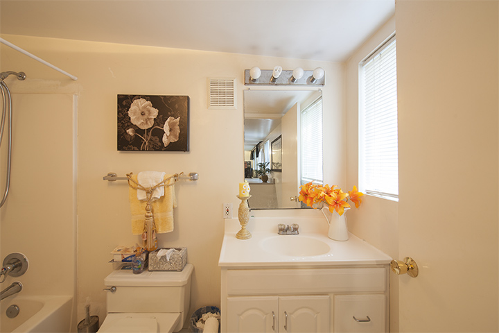 Bathroom 2 picture - 3510 Middlefield Rd, Palo Alto 94306