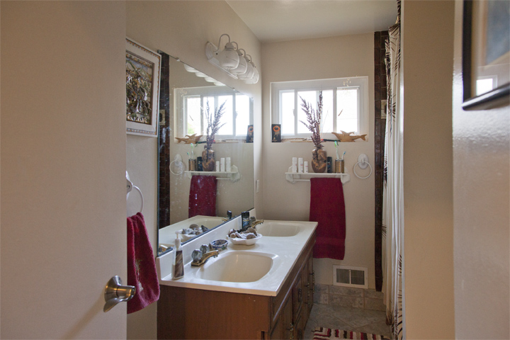 Bath 1 picture - 4105 Park Blvd, Palo Alto 94306