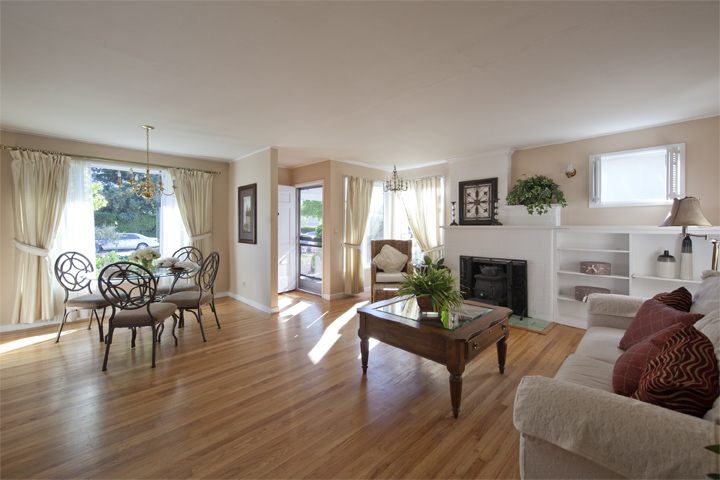 2795 Waverley St - Living Room