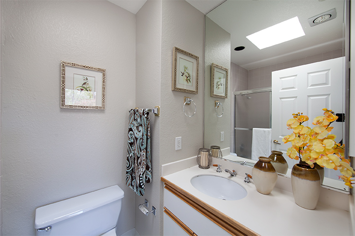 Bathroom 1 picture - 4159 El Camino Way, Unit N, Palo Alto 94306