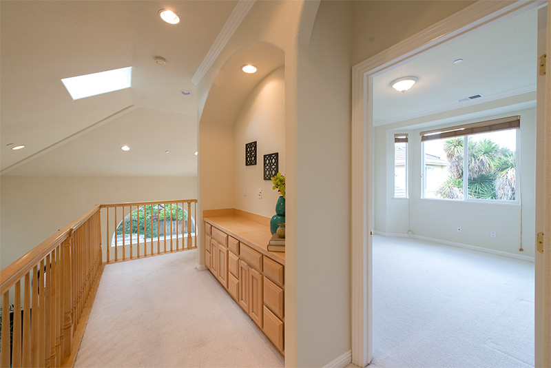 Upstairs Landing (A) picture - 25 Amherst Ct, Menlo Park 94025