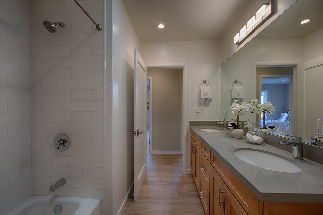 Bathroom 2 (B) picture - 240 Arlington Rd, Redwood City 94062