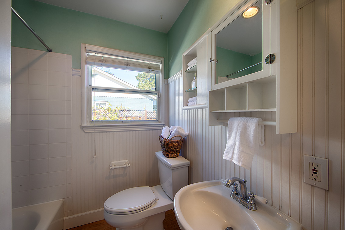 Bathroom 2 (A) Picture - 15612 Linda Ave, Los Gatos 95032 Bathroom 2 (A) picture - 15612 Linda Ave, Los Gatos 95032
