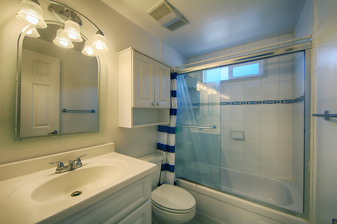 Bathroom 2 (A) picture - 1723 Queens Crossing Dr, San Jose 95132