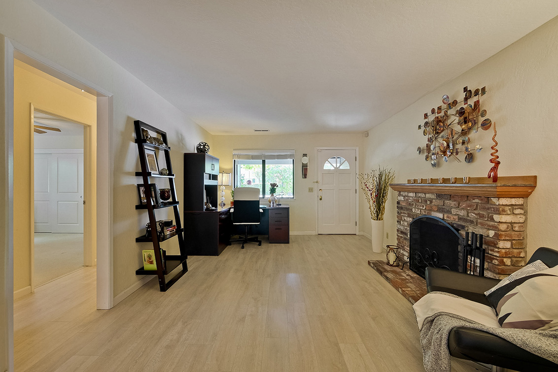 Living Room (B) picture - 4237 Suzanne Dr, Palo Alto 94306