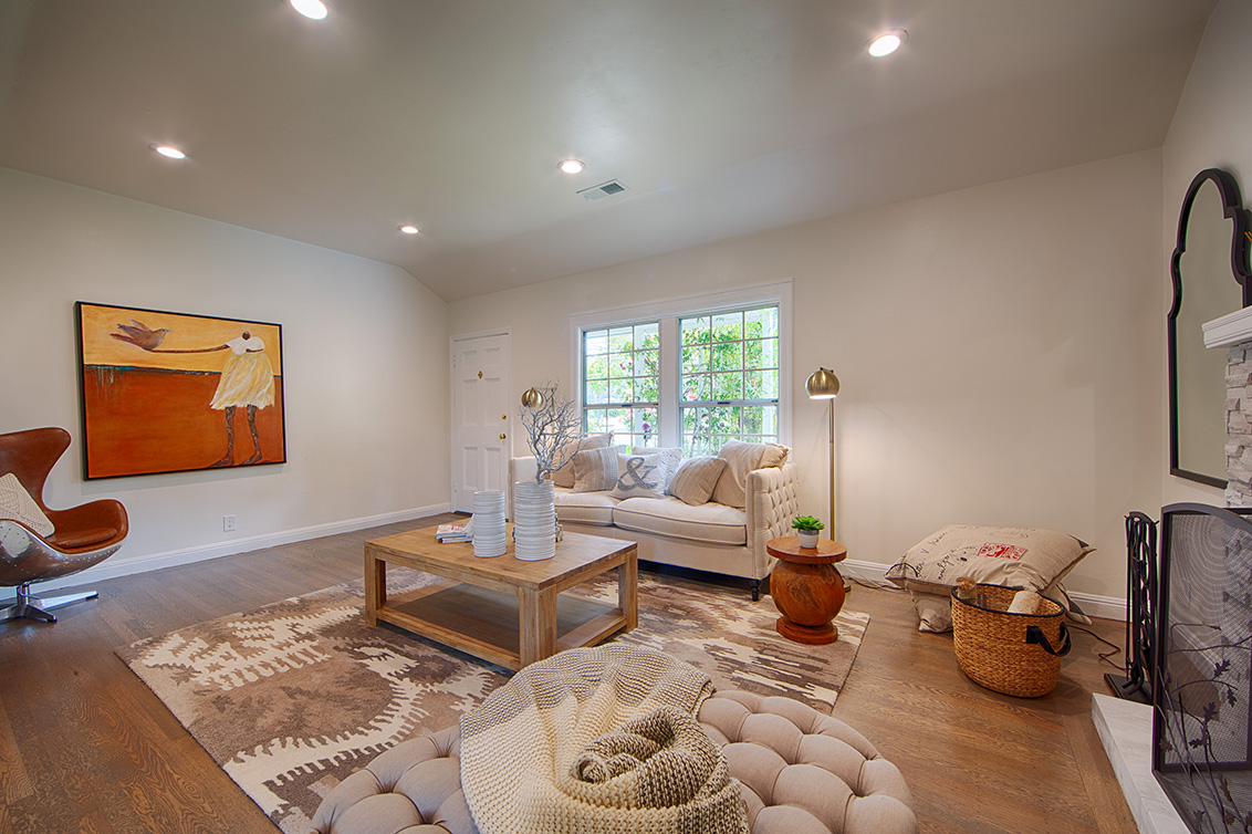 Living Room (C) picture - 704 Winchester Dr, Burlingame 94010
