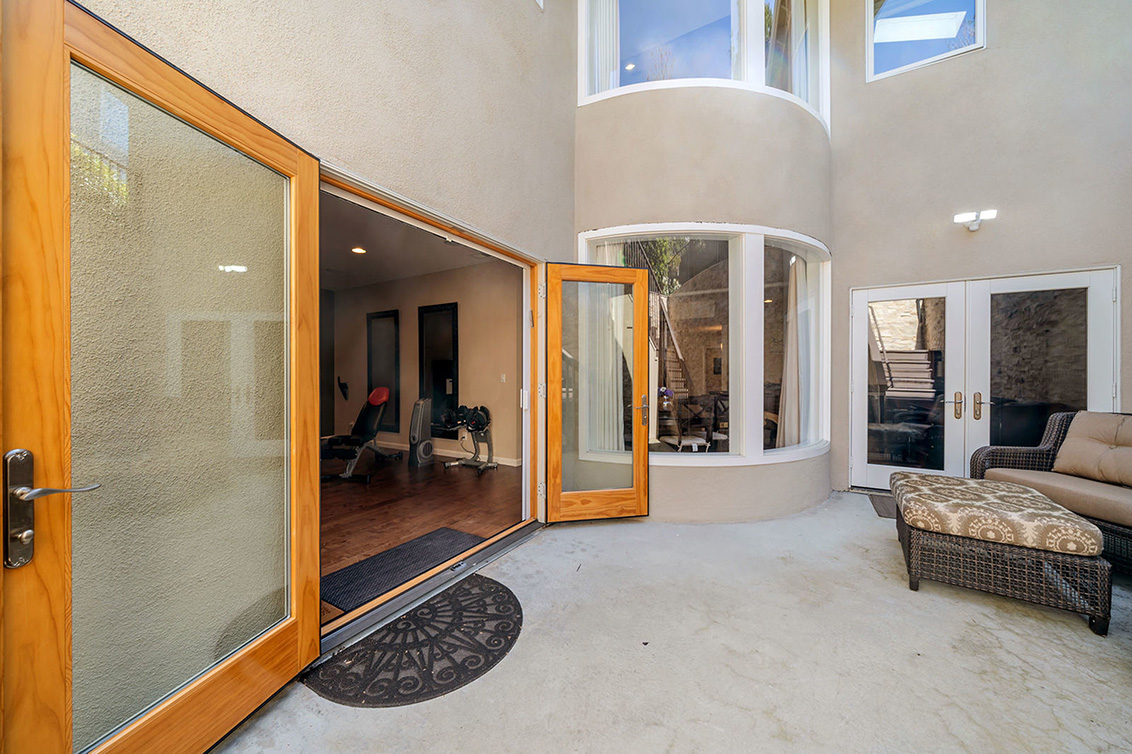 Outdoor Landing (A) Picture - 530 Irven Ct, Palo Alto 94306 Outdoor Landing (A) picture - 530 Irven Ct, Palo Alto 94306