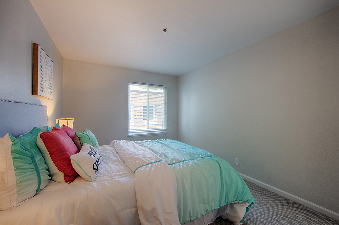Bedroom 2 (B) picture - 1459 Kentfield Ave, Redwood City 94061