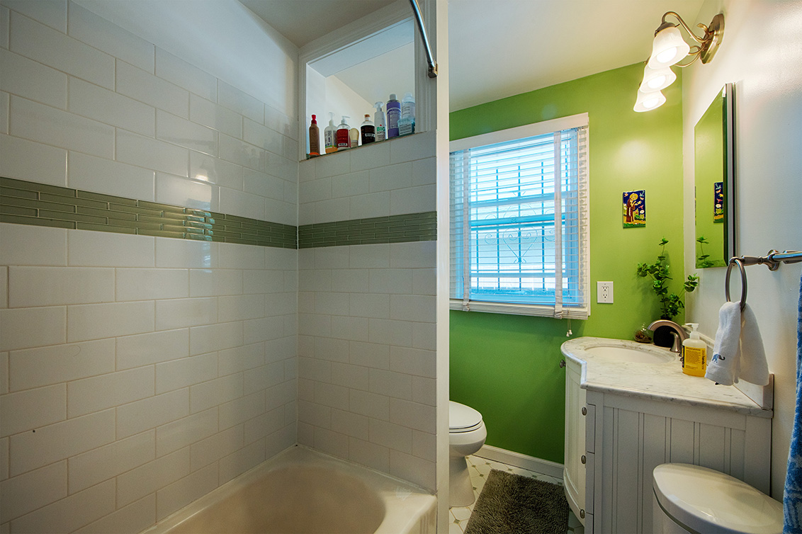 Bathroom (A) Picture - 518 Scott Ave, Redwood City 94063 Bathroom (A) picture - 518 Scott Ave, Redwood City 94063