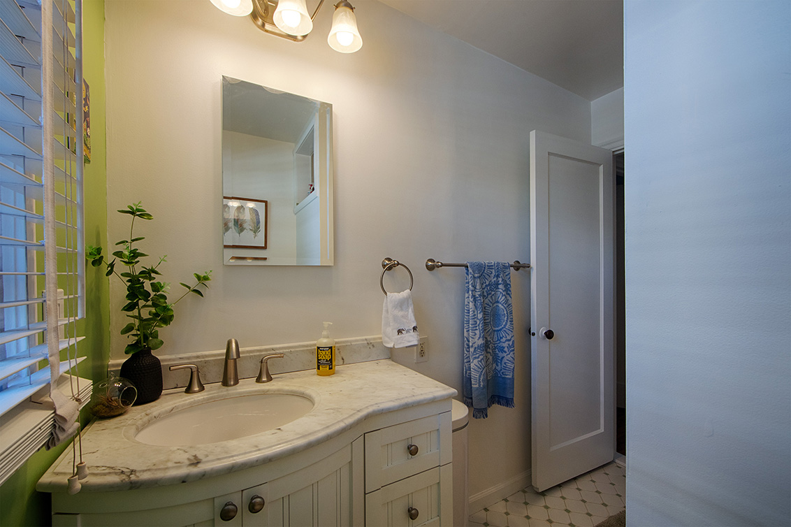 Bathroom (B) Picture - 518 Scott Ave, Redwood City 94063 Bathroom (B) picture - 518 Scott Ave, Redwood City 94063