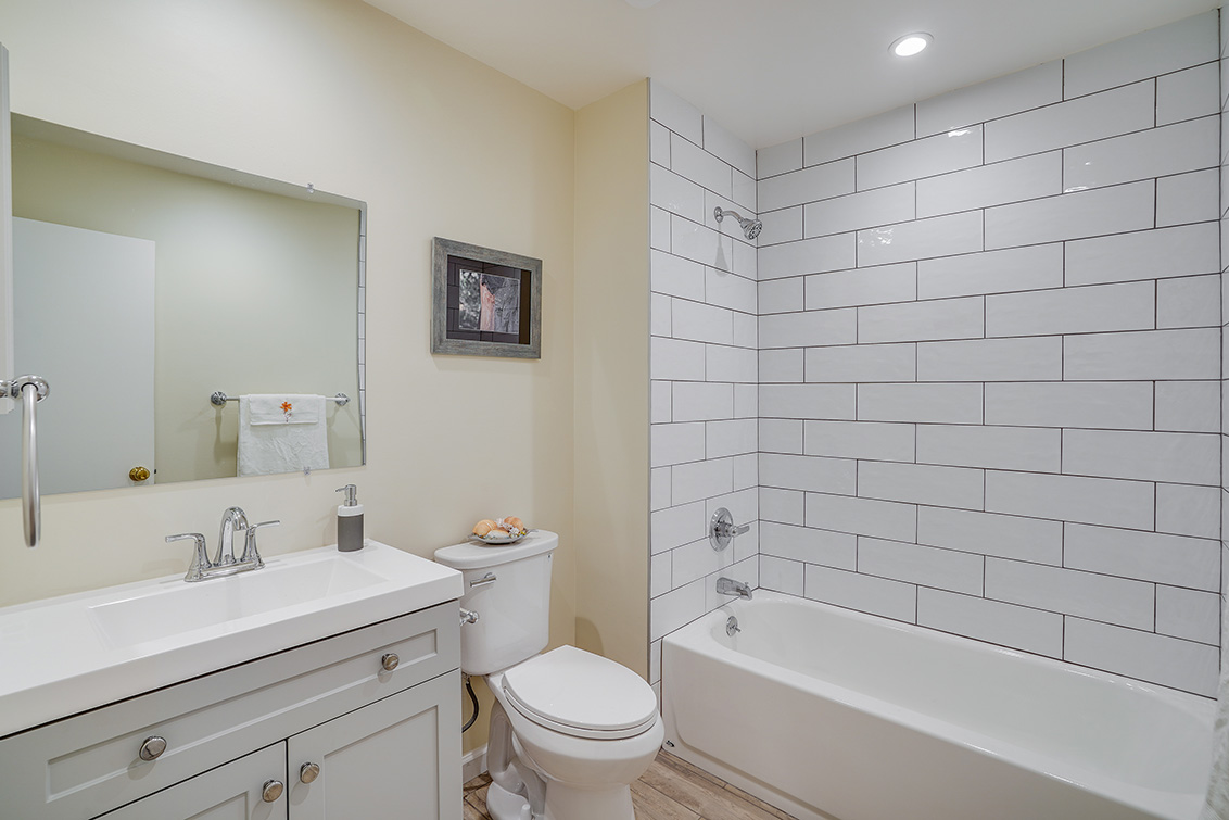 Bathroom (A) picture - 505 Cypress Point Dr 45, Mountain View 94043