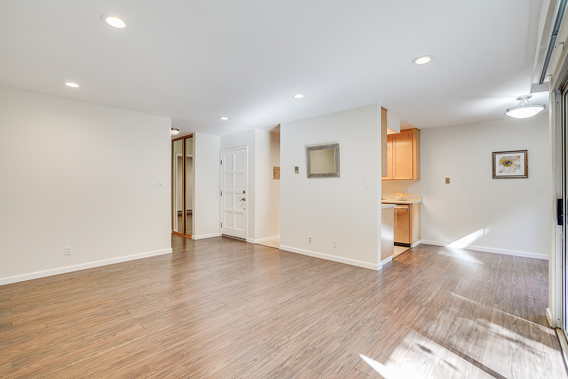 Living Room (C) picture - 505 Cypress Point Dr 45, Mountain View 94043