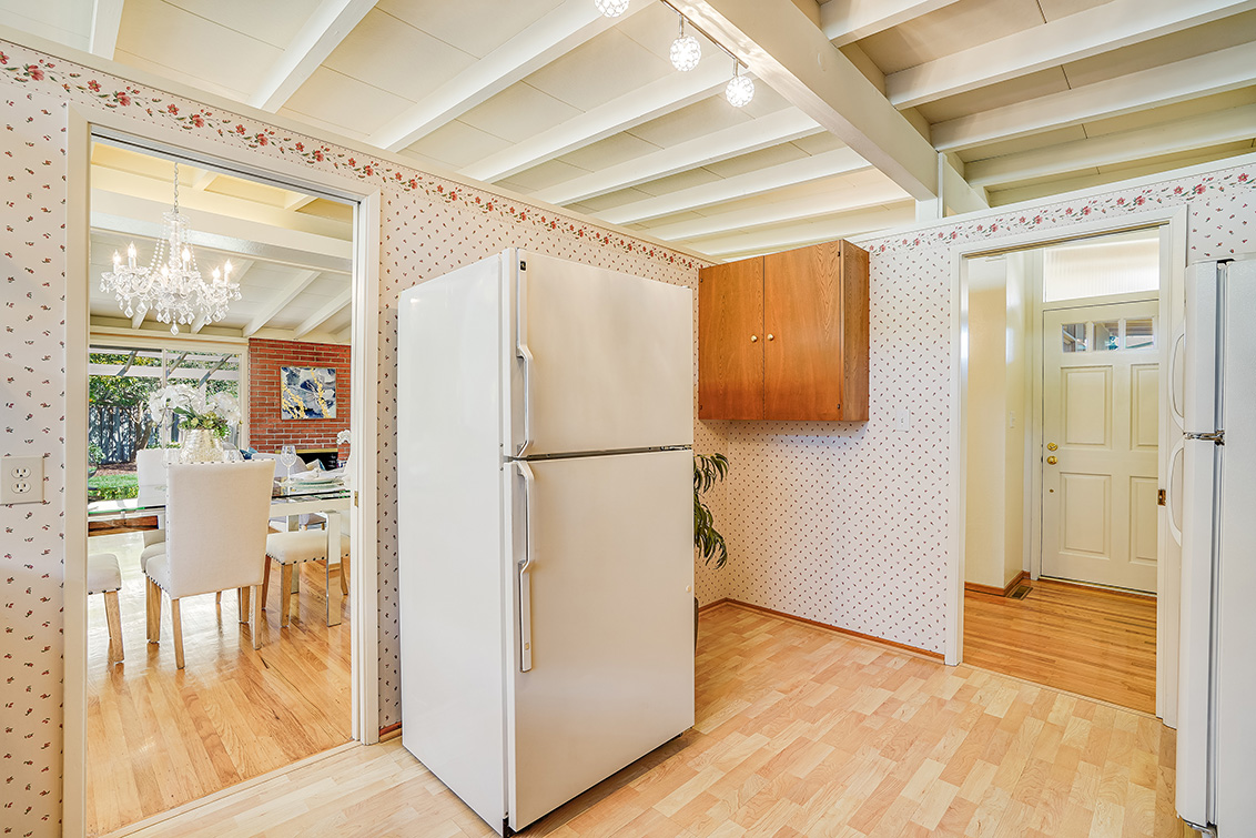 Kitchen (D) picture - 869 E Meadow Dr, Palo Alto 94303