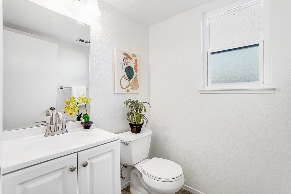 Half Bath (A) picture - 756 Creekland Cir, San Jose 95133
