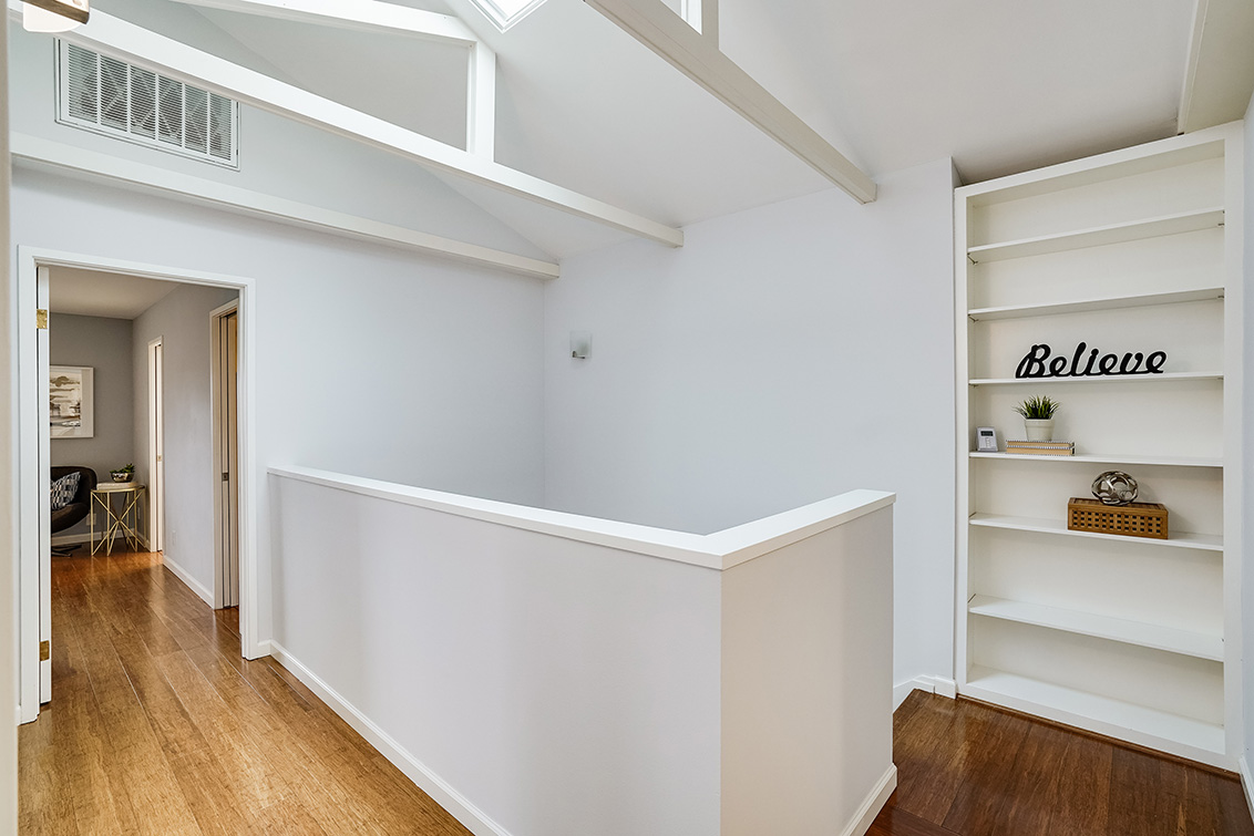 Upstairs Landing (A) picture - 678 Webster St, Palo Alto 94301