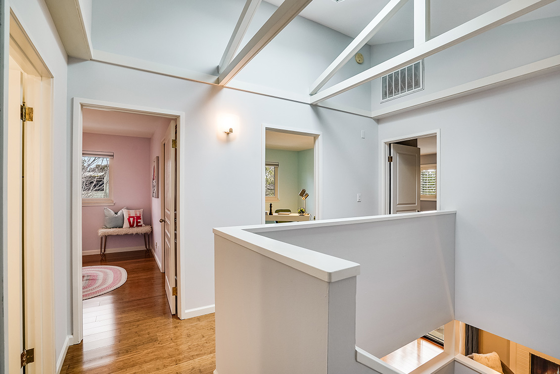 Upstairs Landing (B) picture - 678 Webster St, Palo Alto 94301